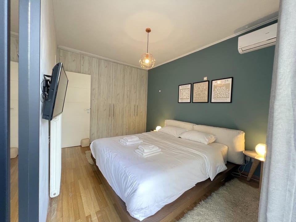 Bed, TV and multimedia, Photo of the whole room, Bedroom, towels, air conditioner