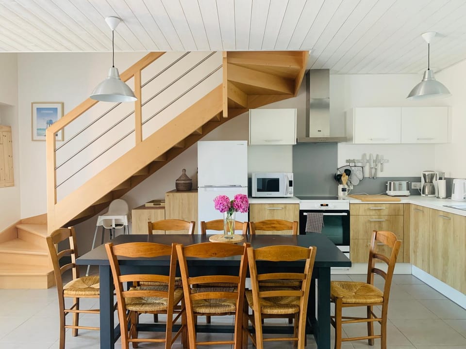 Kitchen or kitchenette, Dining area, dishwasher, stove