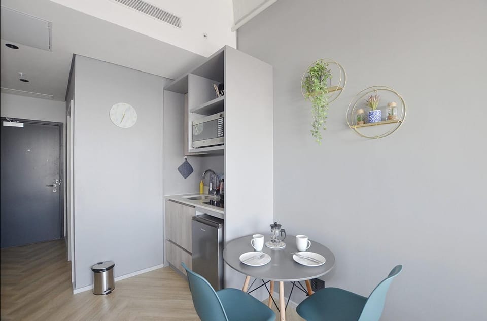 Kitchen or kitchenette, Dining area