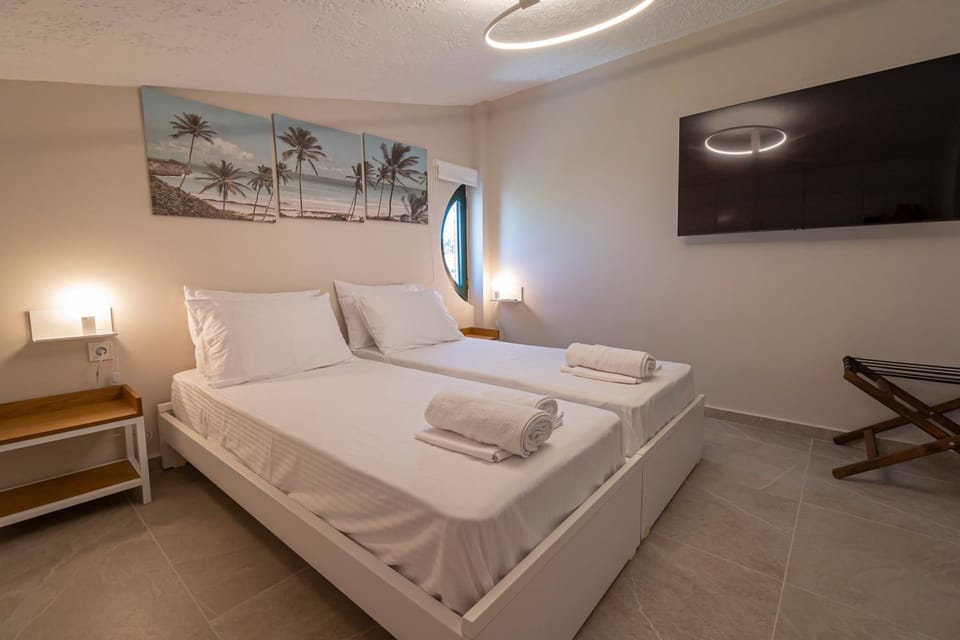 Bed, TV and multimedia, Photo of the whole room, Bedroom, towels