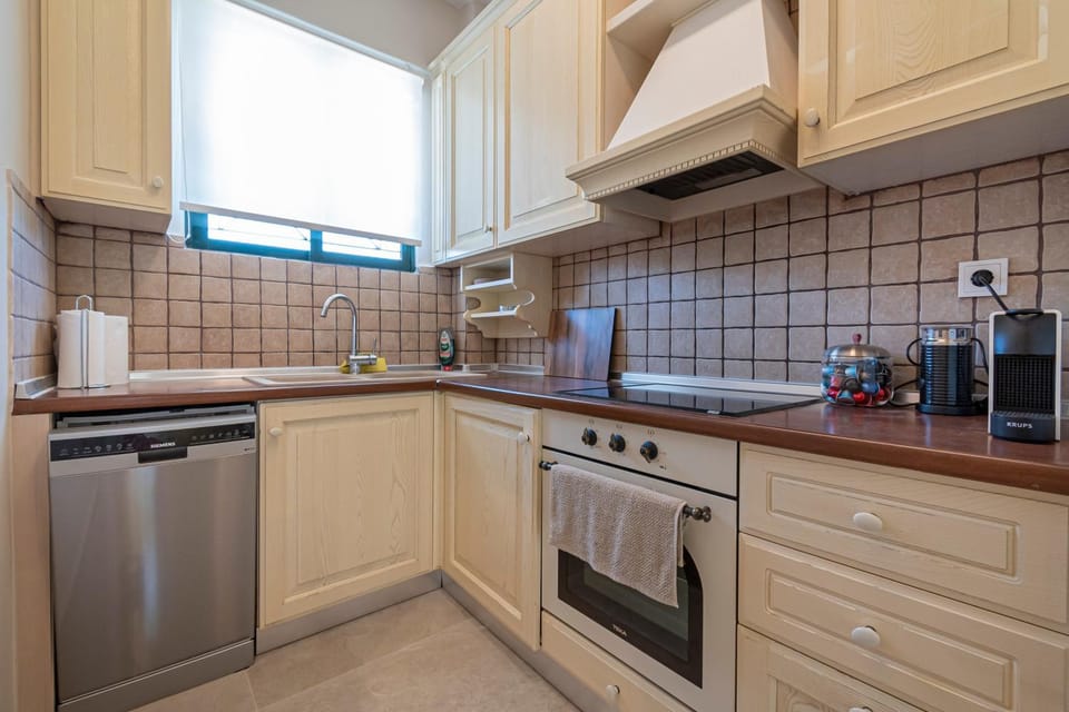 Coffee/tea facilities, Kitchen or kitchenette, oven, stove