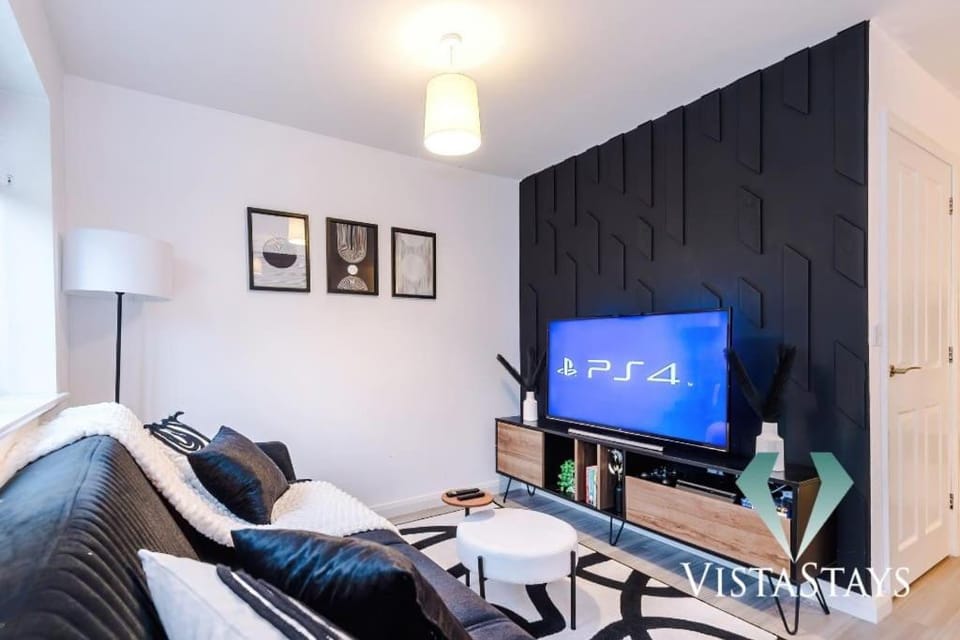 Communal lounge/ TV room, TV and multimedia, Living room, Seating area, Evening entertainment