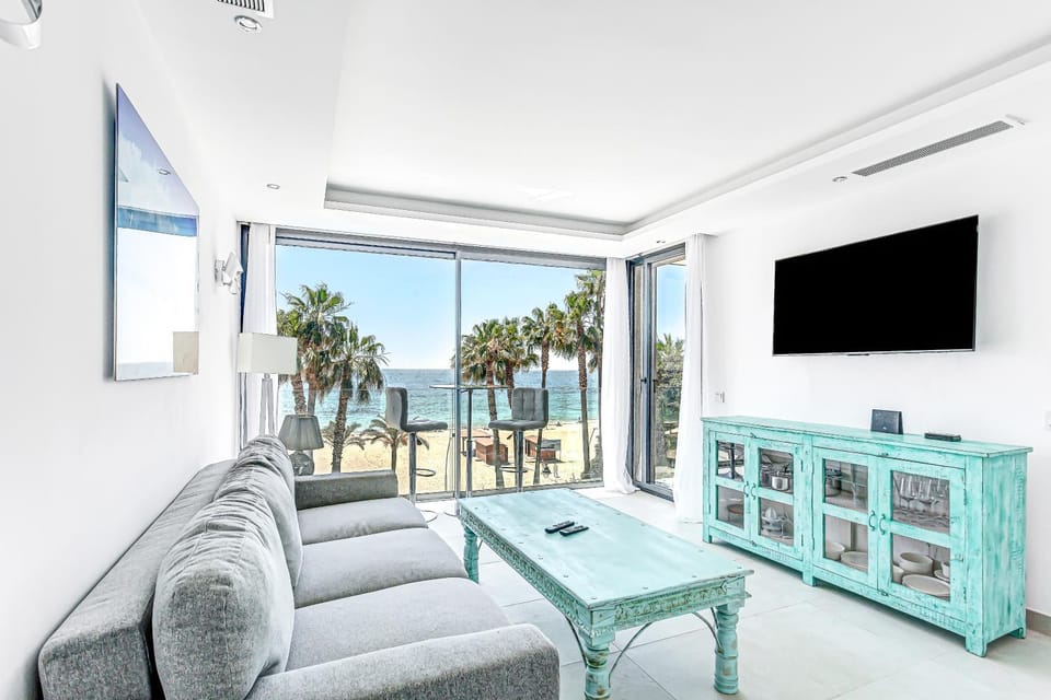 Communal lounge/ TV room, TV and multimedia, Living room, Seating area, Dining area
