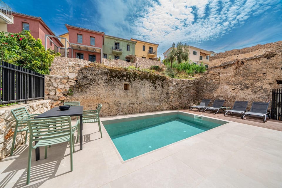 Property building, Balcony/Terrace, Swimming pool, Breakfast
