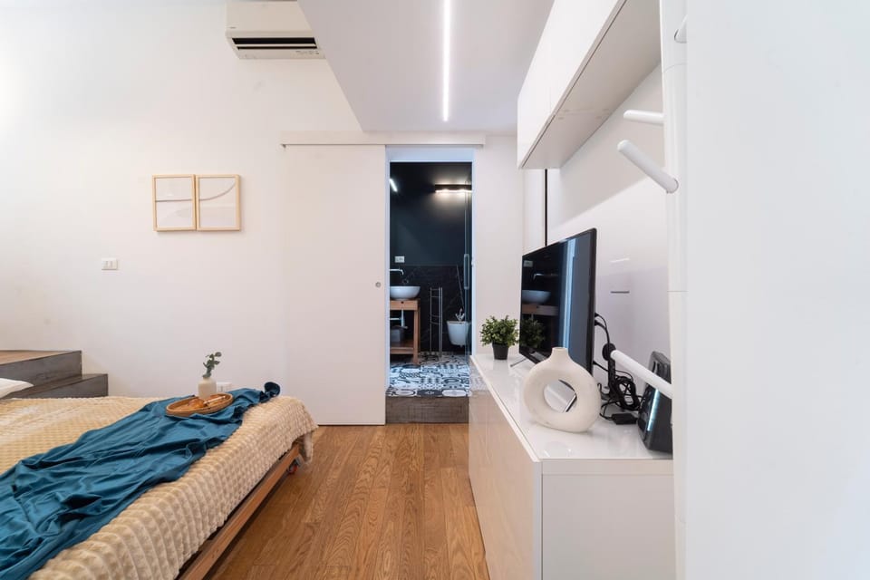 Bed, TV and multimedia, Bedroom