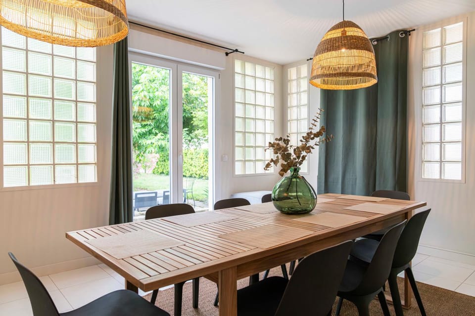 Seating area, Dining area, Garden view