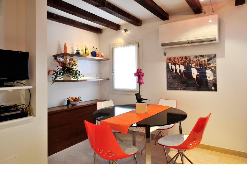 Day, TV and multimedia, Kitchen or kitchenette, Living room, Seating area, Dining area