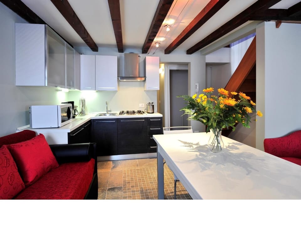 Kitchen or kitchenette, Living room, Seating area, Dining area