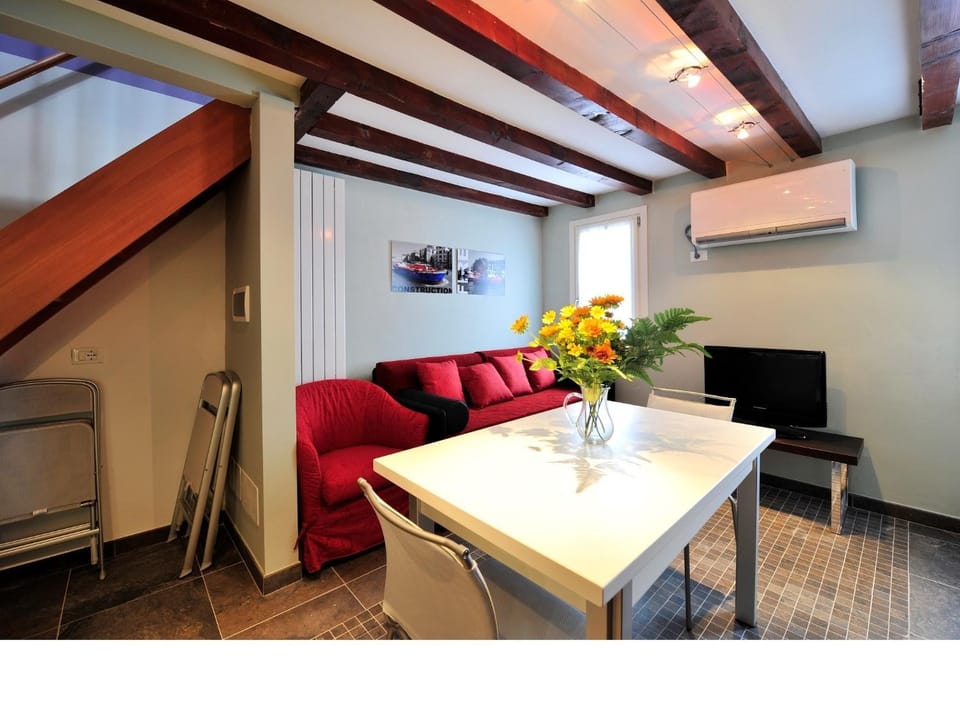 Bed, Day, TV and multimedia, Living room, Seating area, Dining area
