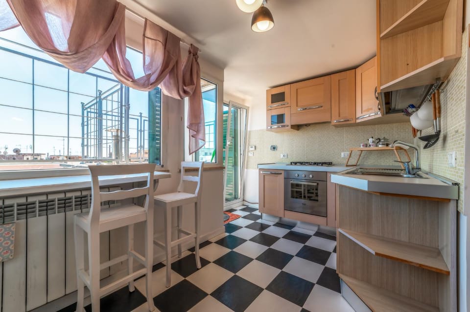 Kitchen or kitchenette, Dining area, oven, stove