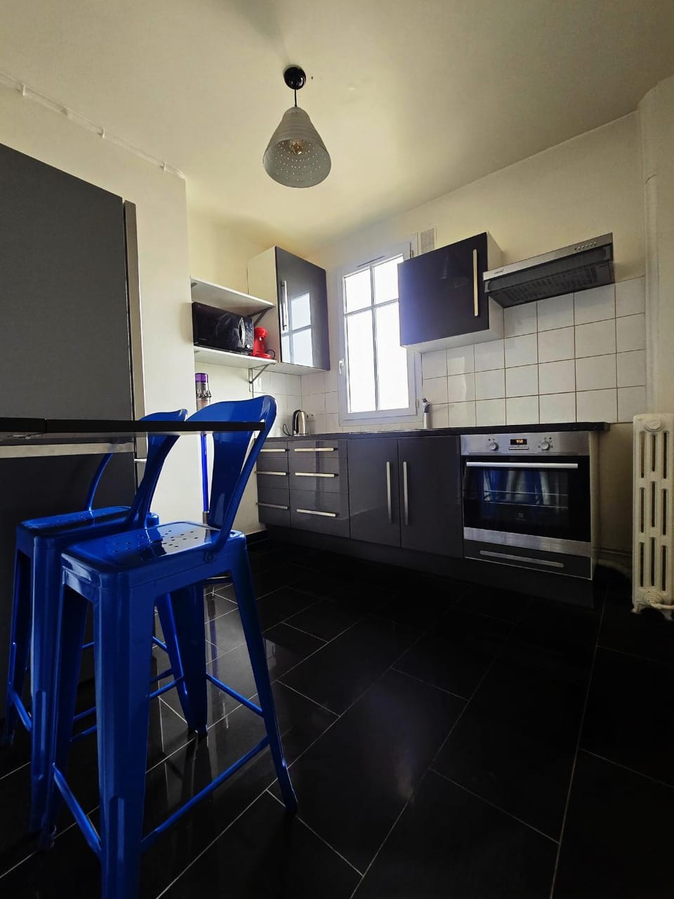 Coffee/tea facilities, Kitchen or kitchenette, Dining area, microwave, oven, stove
