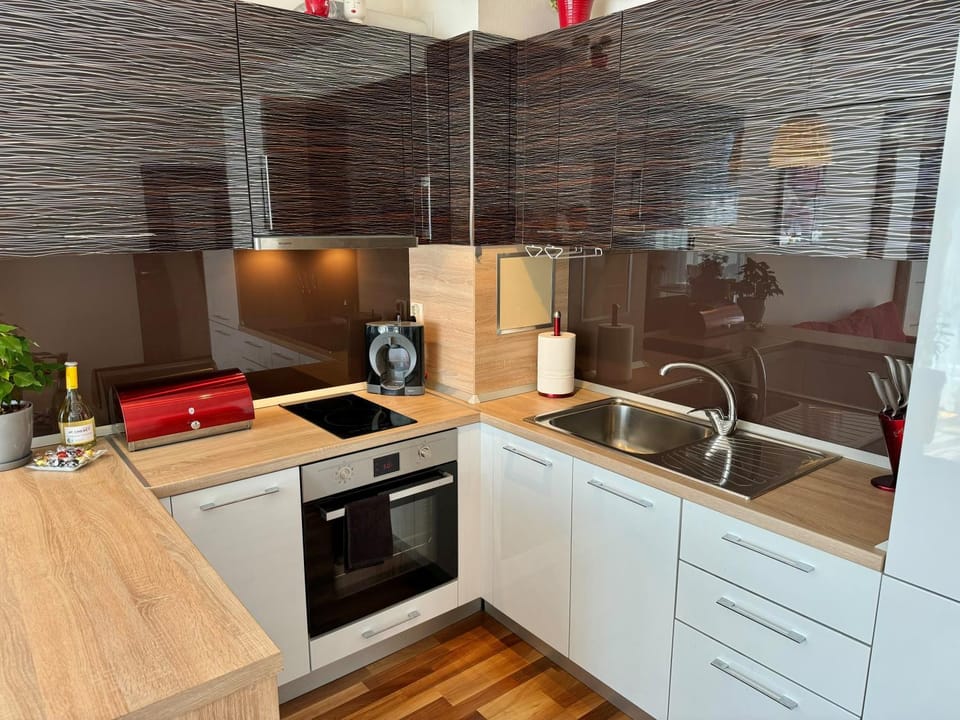 Coffee/tea facilities, Kitchen or kitchenette, oven, stove
