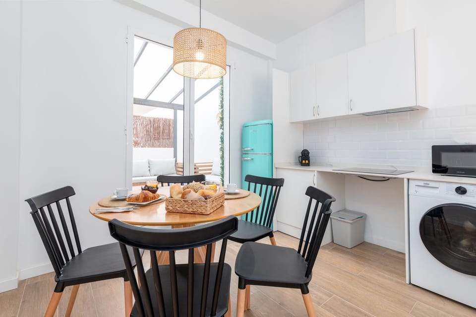 Kitchen or kitchenette, Dining area, washing machine, dryer