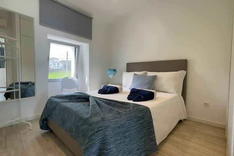 Photo of the whole room, Bedroom, towels