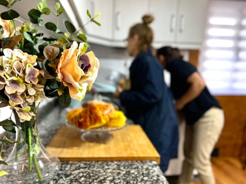 People, Kitchen or kitchenette, Food and drinks, Food, group of guests