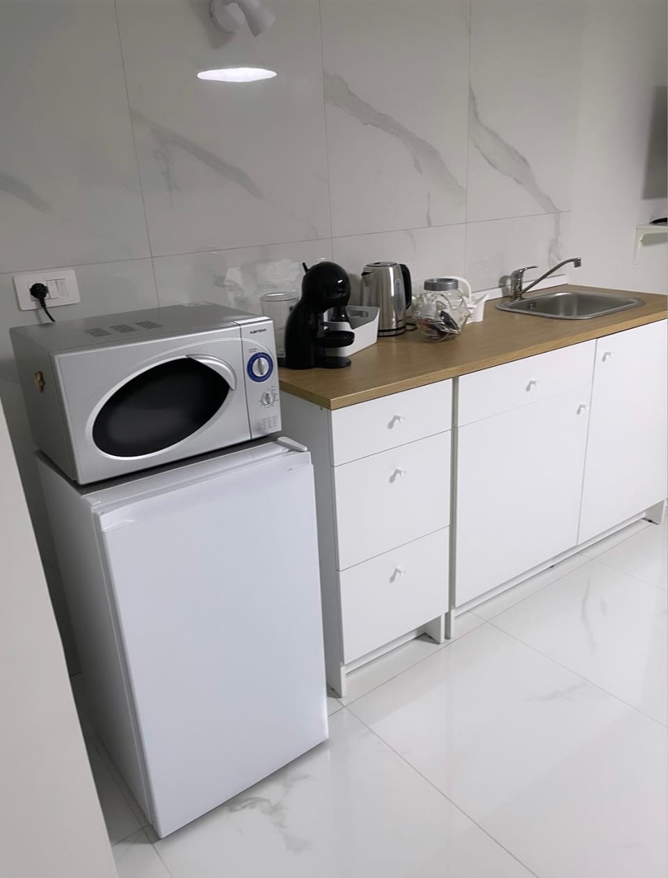 Kitchen or kitchenette, microwave, minibar, stove