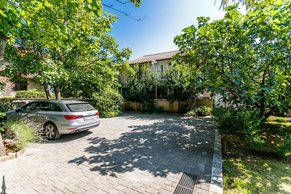 Property building, Facade/entrance, Garden, Parking