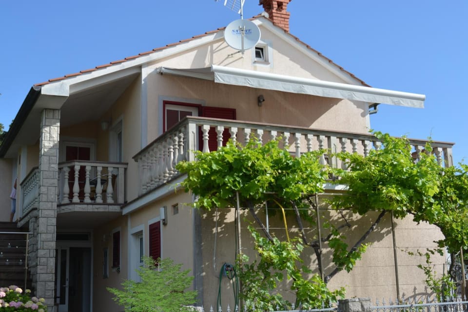Property building, Facade/entrance, Balcony/Terrace