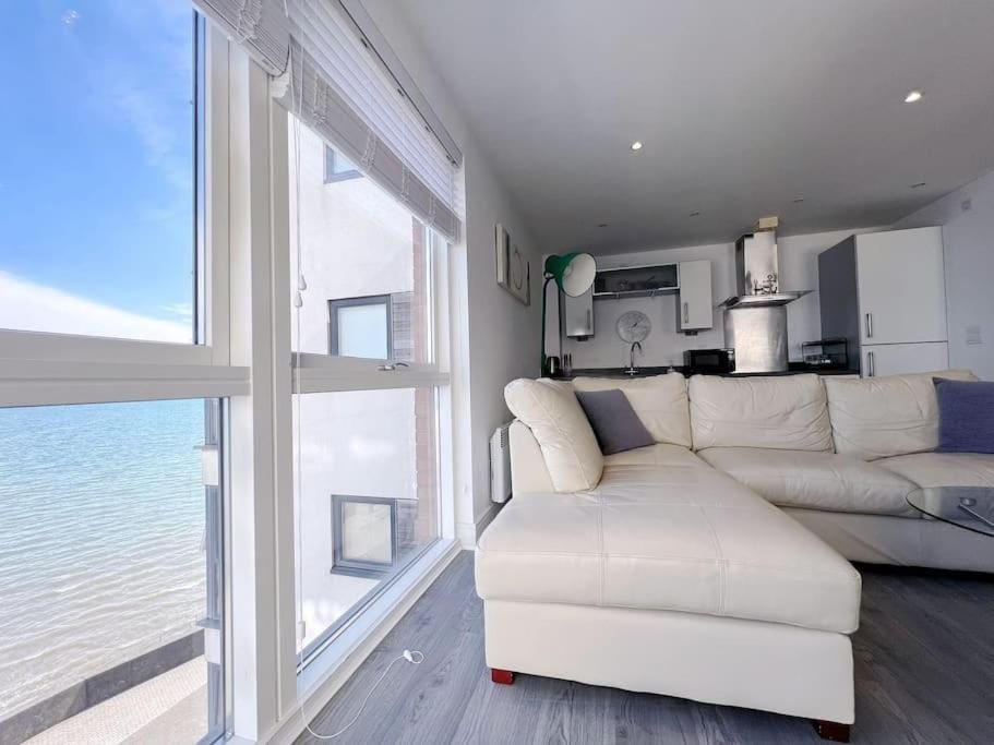 Stylish Seaview One-Bedroom APT Apartment in Swansea