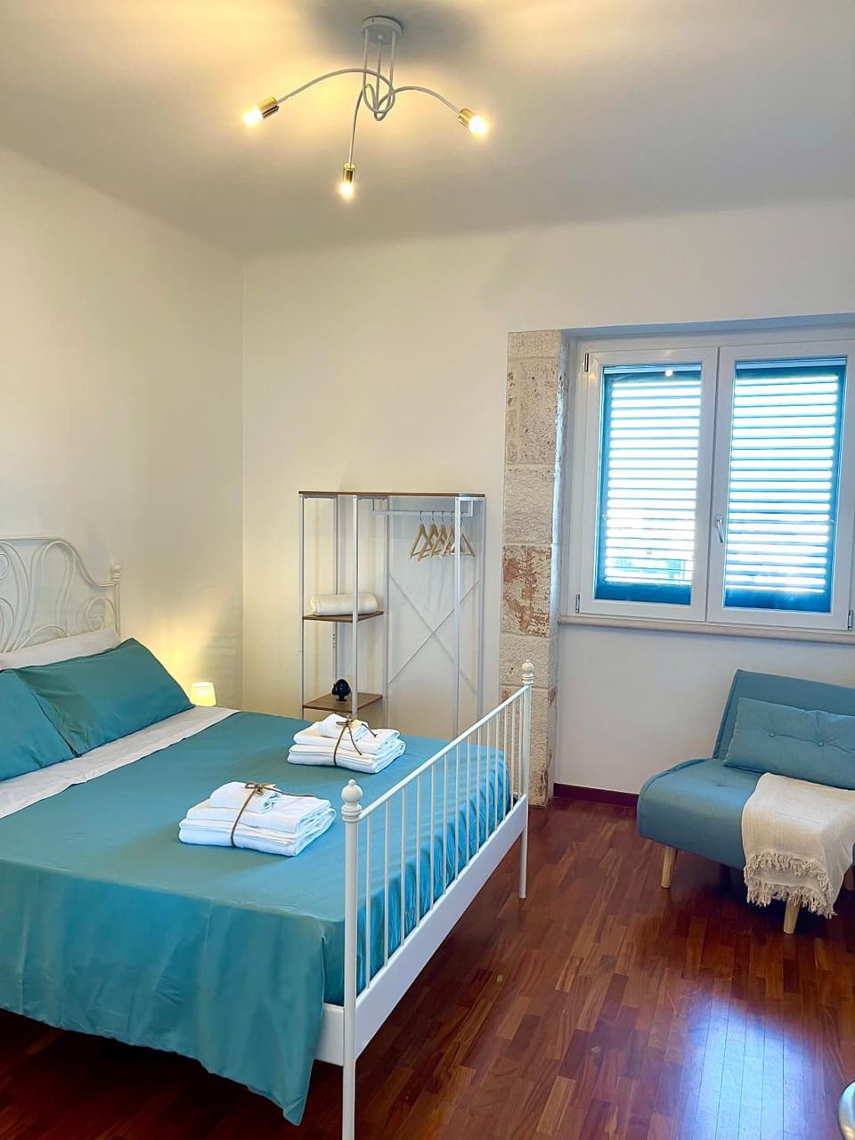 Bed, Photo of the whole room, Bedroom, towels