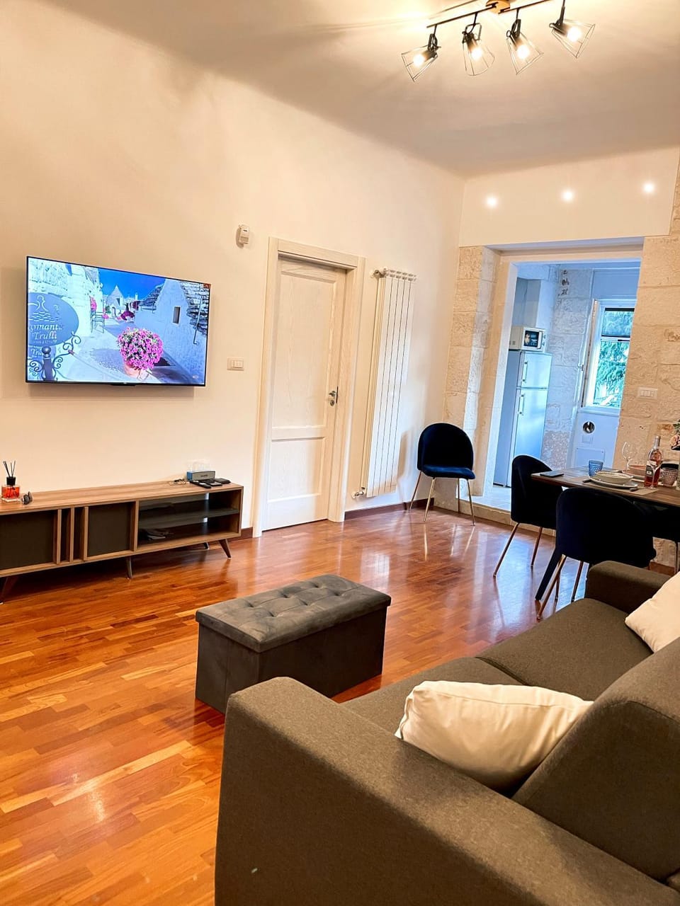 Communal lounge/ TV room, TV and multimedia, Living room, Seating area, Dining area