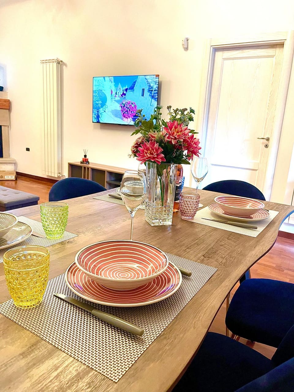 TV and multimedia, Living room, Seating area, Dining area