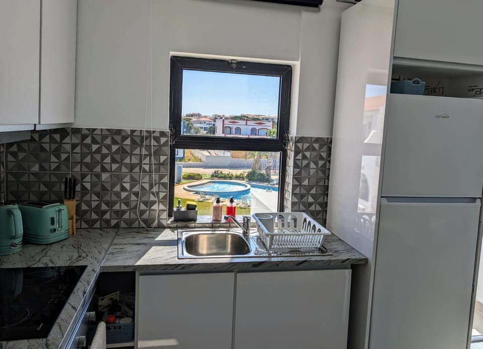 Kitchen or kitchenette, Pool view, oven, pet friendly, stove