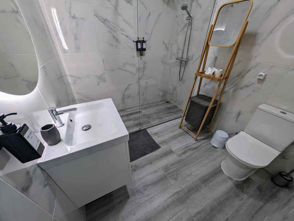 Shower, Toilet, Bathroom, towels