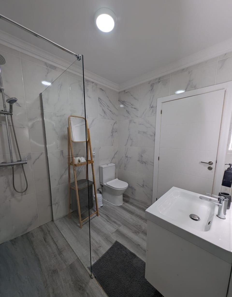 Shower, Toilet, Bathroom, towels