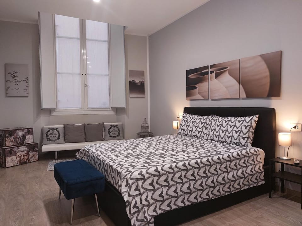 Photo of the whole room, Bedroom