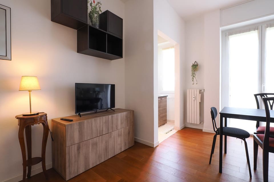 Communal lounge/ TV room, TV and multimedia, Living room, Seating area, Dining area