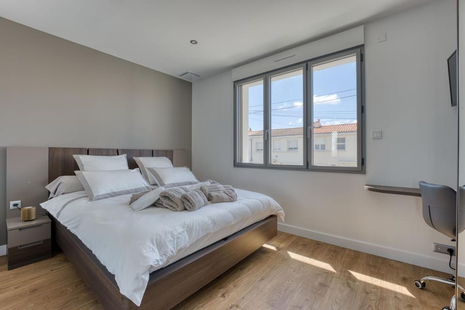 Bed, Photo of the whole room, Bedroom, towels