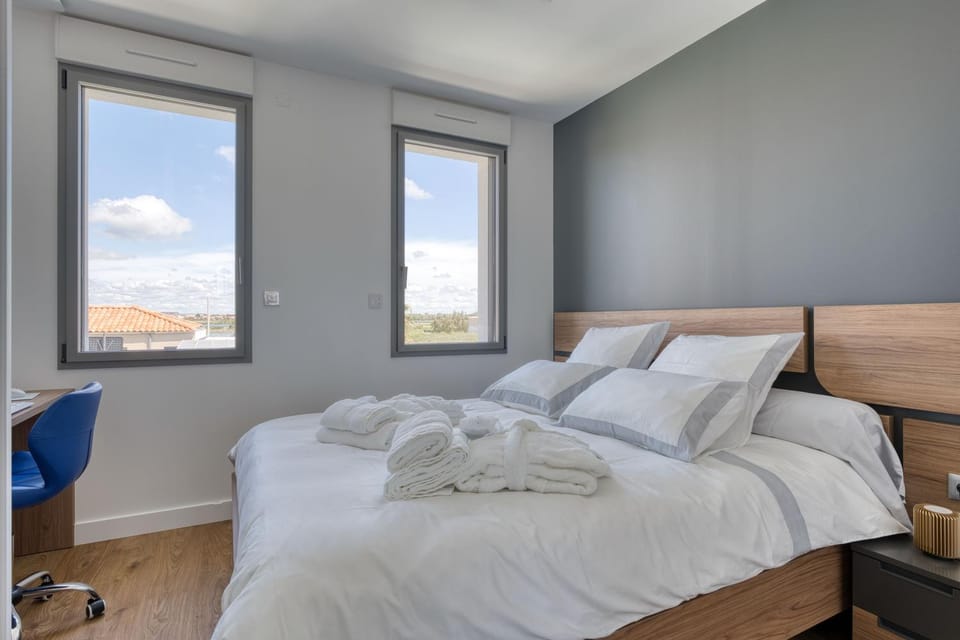 Bed, Photo of the whole room, Bedroom, towels