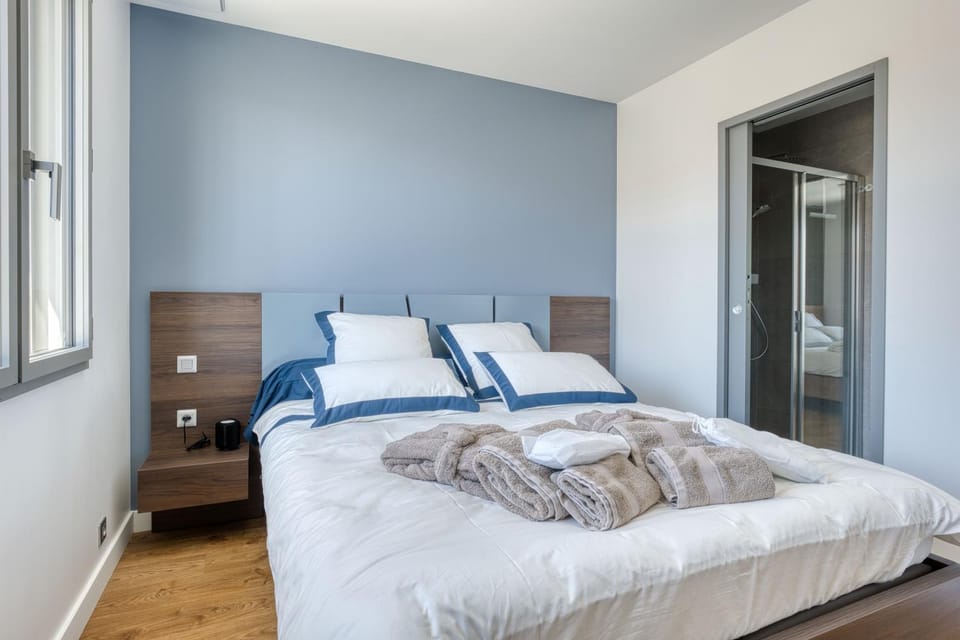 Bed, Photo of the whole room, Bedroom, towels