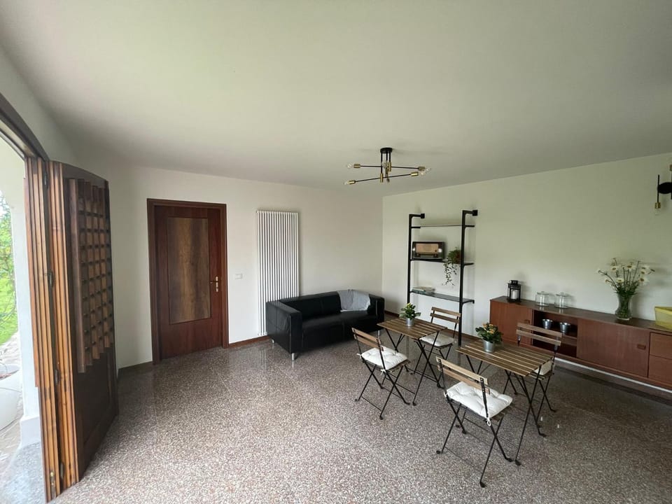 Seating area, Internal: Not applicable to any particular room