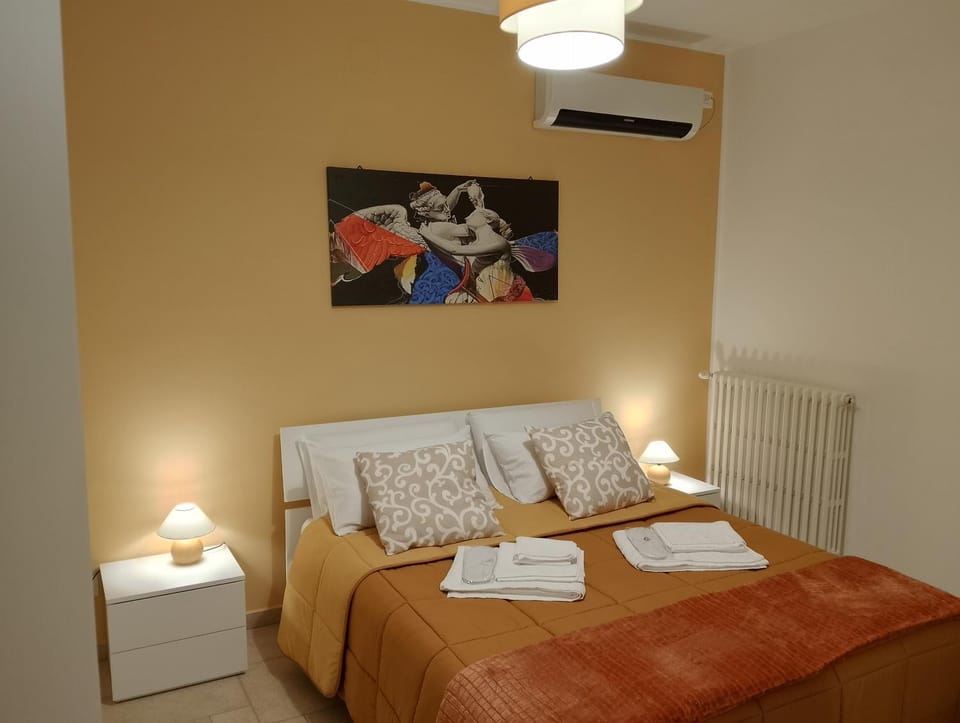 Bed, Photo of the whole room, Bedroom, internet, towels, air conditioner