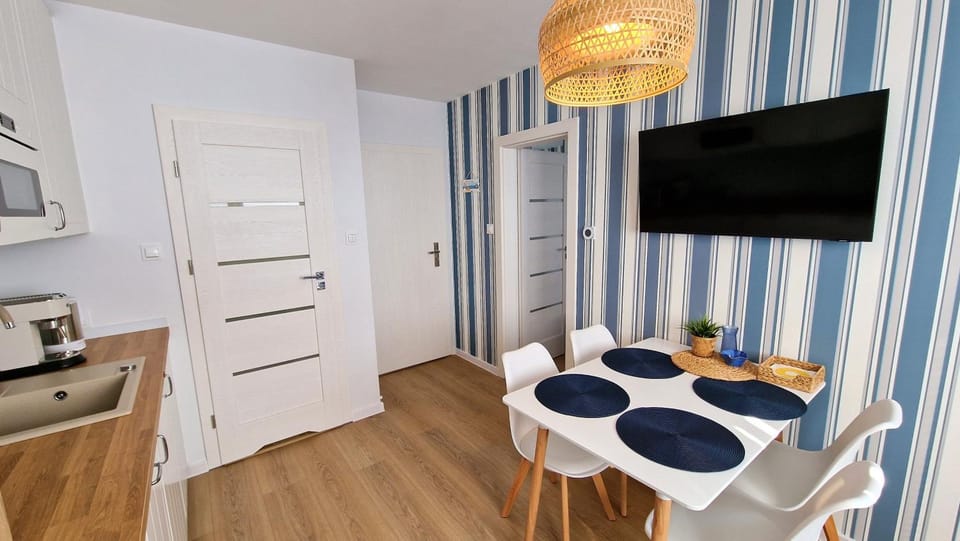 TV and multimedia, Kitchen or kitchenette, Living room, Seating area, Dining area