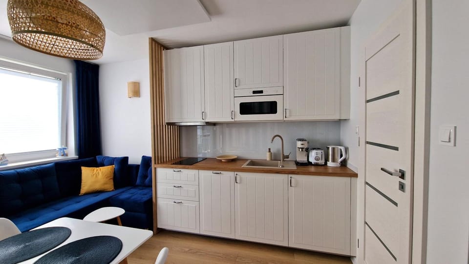 Coffee/tea facilities, Kitchen or kitchenette, Living room, Seating area, microwave, oven, stove, toaster