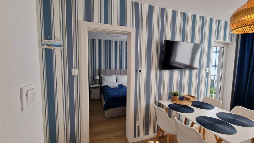 Bed, TV and multimedia, Living room, Food and drinks, Seating area, Dining area, Food