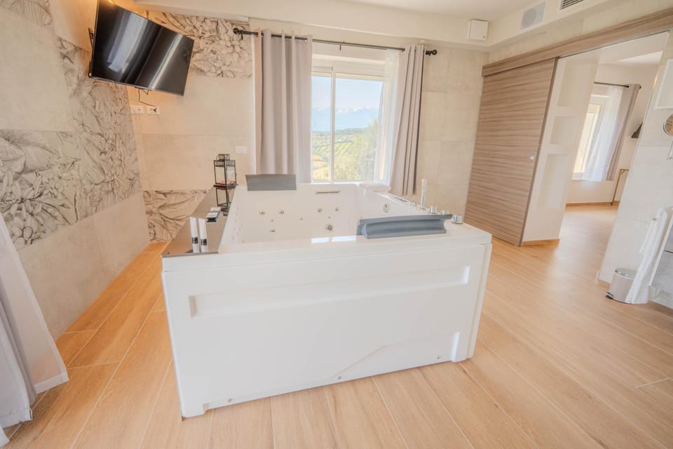 Hot Tub, Bathroom
