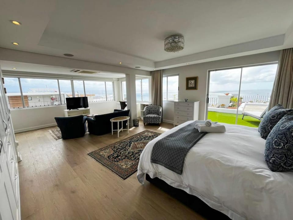 Bed, Natural landscape, TV and multimedia, Living room, Photo of the whole room, Seating area, Bedroom, City view, Mountain view, Sea view