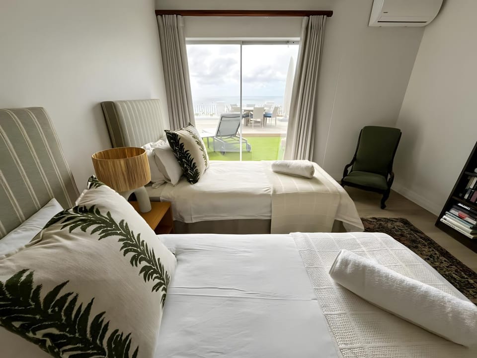 Bed, Living room, Photo of the whole room, Seating area, Bedroom, internet, towels