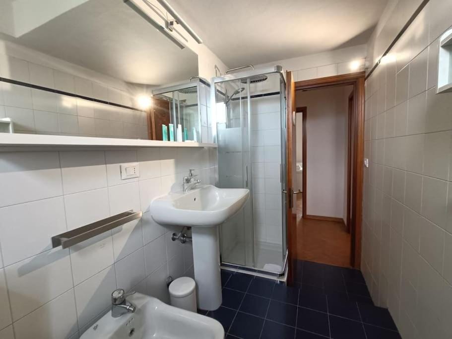 Shower, Toilet, Bathroom, bidet, towels