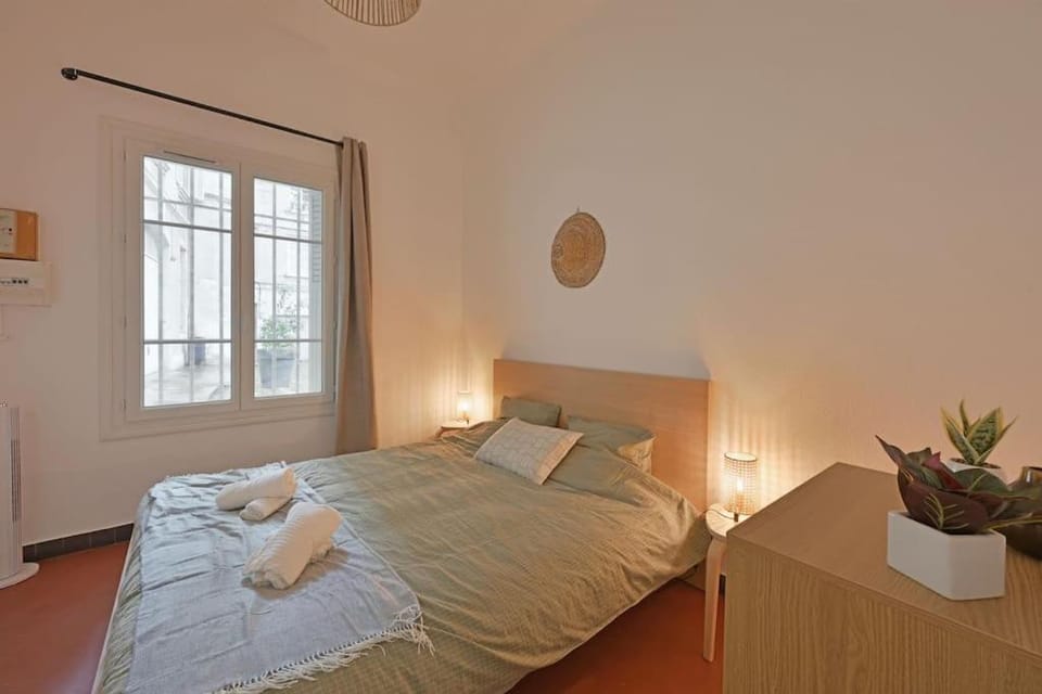 Bed, Photo of the whole room, Bedroom, towels