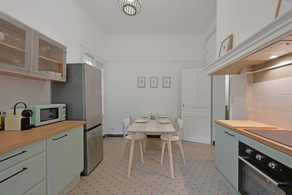 Coffee/tea facilities, Kitchen or kitchenette, Dining area, dishwasher, oven, stove, toaster