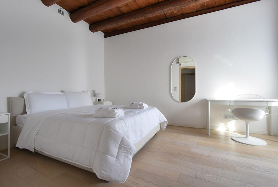 Bed, Bedroom, towels