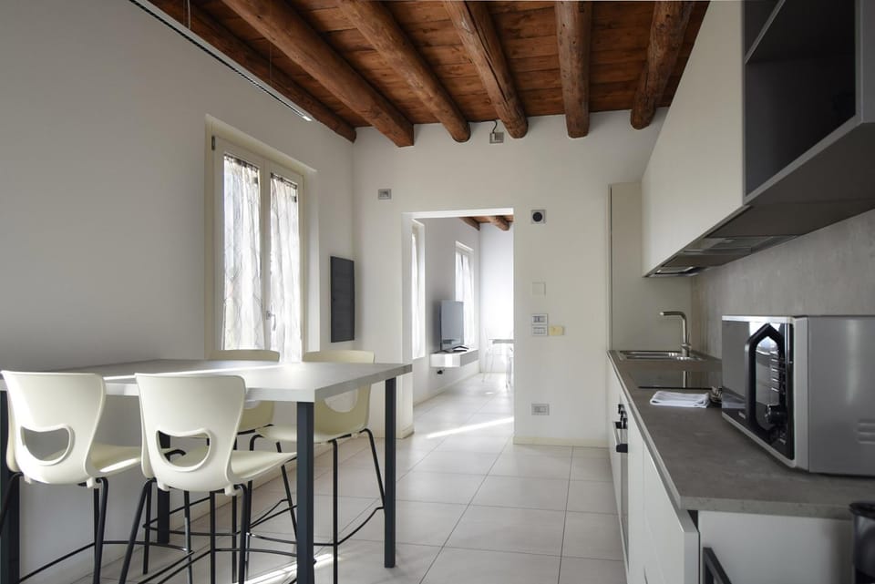 TV and multimedia, Kitchen or kitchenette, Dining area, dishwasher, oven, stove, toaster, washing machine