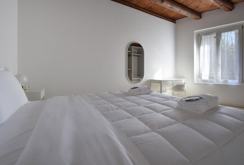 Bed, Bedroom, towels
