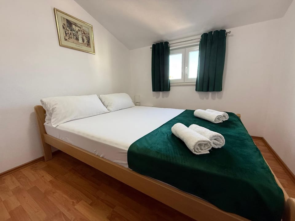 Bed, Bedroom, towels