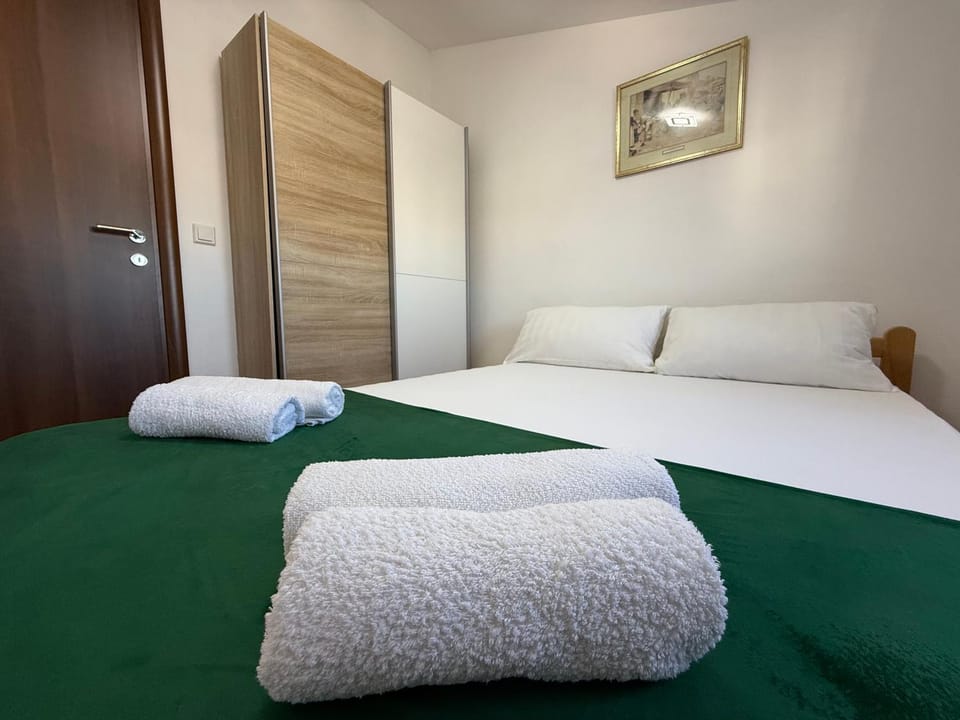 Bed, Bedroom, towels, wardrobe